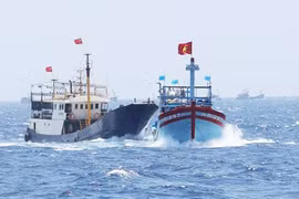 “Đại công báo” Trung Quốc “ném đá giấu tay”