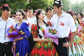 Tân Cương khuyến khích người dân tộc thiểu số cưới người Hán