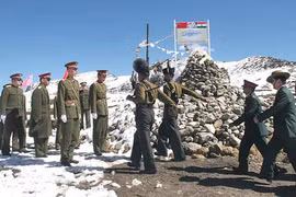 Chơi trò “lộng giả thành chân”