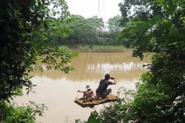 Qua sông như… làm xiếc, UBND xã chỉ biết… nhắc nhở