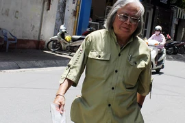 Người đàn ông đi guốc mộc