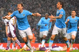 Cúp trong tay Man City