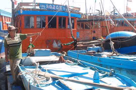 Trung Quốc tấn công tàu cá, đánh trọng thương 2 ngư dân 