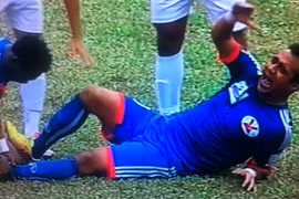 Một cầu thủ chủ nhà bị chấn thương nặng sau pha vào bóng của đối phương