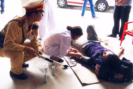 CSGT cứu giúp người đàn ông bất tỉnh giữa đường