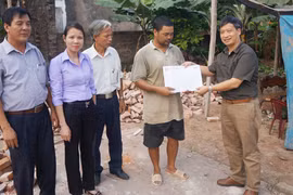 Hỗ trợ kinh phí làm nhà cho hộ nghèo