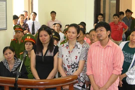 Chống đối manh động, dắt nhau vào tù