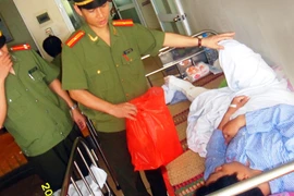 Thăm hỏi chiến sỹ CSCĐ bị thương khi làm nhiệm vụ