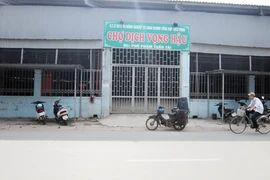 Chợ cũ nhộn nhịp, chợ mới để hoang