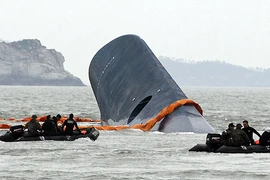 Vụ chìm phà thảm khốc ở Hàn Quốc: Nghi chở quá tải