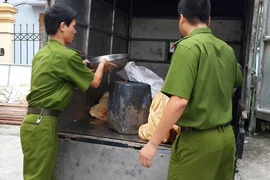 Liên tiếp bắt hàng lậu, thực phẩm độc hại