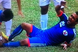 Một cầu thủ chủ nhà bị chấn thương nặng sau pha vào bóng của đối phương