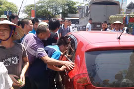 Người dân xịt lốp ô tô, bắt trộm