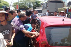 Người dân xịt lốp ô tô, bắt trộm