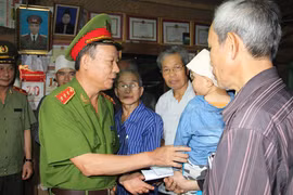 Chuyện chưa kể trong trận đấu súng kinh hoàng dưới màn pháo sáng