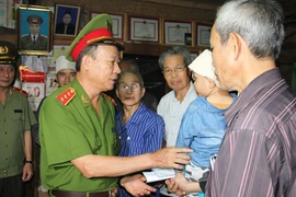 Chuyện chưa kể trong trận đấu súng kinh hoàng dưới màn pháo sáng