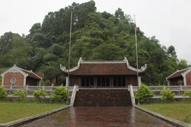 Kỳ lạ, núi Văn, núi Võ