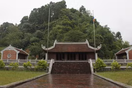 Kỳ lạ, núi Văn, núi Võ