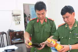 Thu giữ hàng trăm chai nước mắm nhập lậu