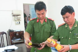 Thu giữ hàng trăm chai nước mắm nhập lậu