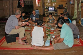 Đến bản Tùy học nấu ăn 