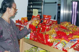 Hàng hóa dồi dào, sức mua vẫn thấp