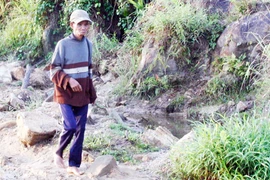 Một ông trưởng thôn bỗng dưng bỏ làng vào núi sống với ma rừng