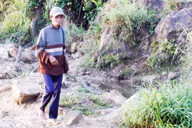 Một ông trưởng thôn bỗng dưng bỏ làng vào núi sống với ma rừng