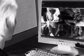 Tung ảnh nóng người tình vị thành niên lên mạng gạ khách làng chơi