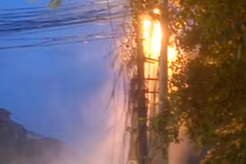 Mớ cáp trên phố Phạm Ngọc Thạch bốc cháy