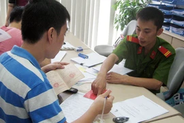 Đến tận nhà làm đăng ký tạm trú cho công dân