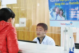 Khám chữa bệnh bằng… thẻ