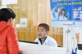 Khám chữa bệnh bằng… thẻ