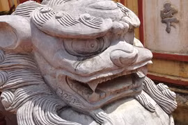 Ra khỏi cổng chùa, sư tử đá đi đâu?