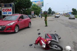 Đèn đỏ ngừng hoạt động, ô tô cán chết người