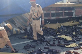 Xe container bị lật, hàng nghìn vỏ bia vỡ nát