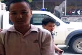 Bị từ chối, gã “dê làng” đánh mẹ gãy răng, chém con suýt chết