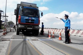 Trạm cân xe đỏ mắt chờ kinh phí