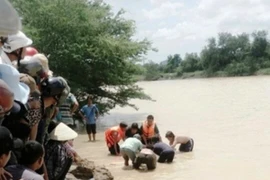 Chèo thuyền thúng qua sông, 2 mẹ con đuối nước thương tâm