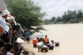 Chèo thuyền thúng qua sông, 2 mẹ con đuối nước thương tâm