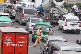 CSGT đội nắng phân luồng kẹt xe ở cửa ngõ sân bay Tân Sơn Nhất