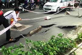 Hố "tử thần" khủng xuất hiện trên đường phố