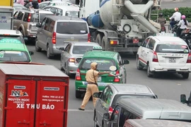 CSGT đội nắng phân luồng kẹt xe ở cửa ngõ sân bay Tân Sơn Nhất