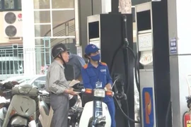 Xăng dầu giảm gần 1000 đồng/lít