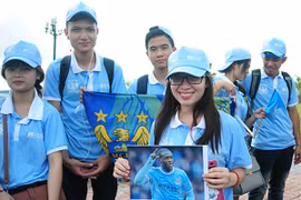 Chùm ảnh: Fan "vây kín" sân bay Nội Bài chờ đón Man City