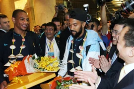 Sao Man City bất ngờ với món quà ngay khi vừa tới Hà Nội