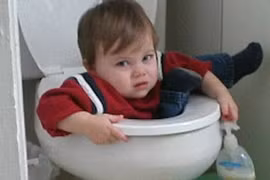 Bị bắt vì để con mắc kẹt, khóc 30 phút trong WC