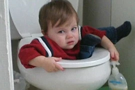 Bị bắt vì để con mắc kẹt, khóc 30 phút trong WC