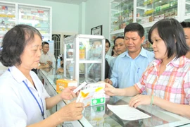 Đường đi lòng vòng đẩy giá thuốc