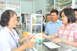 Đường đi lòng vòng đẩy giá thuốc